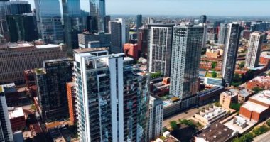 Amerika Birleşik Devletleri 'nin Chicago Illinois şehrinde aynalı cepheleri ve geniş balkonları olan modern yüksek binalar. Güneşli bir günde, havadan bakıldığında güzel bir metropol..