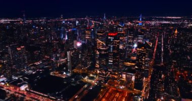 Amerika 'nın hiç uyumayan New York şehrinin göz kamaştırıcı manzarası. Gece aydınlık şehre havadan bir bakış açısı.