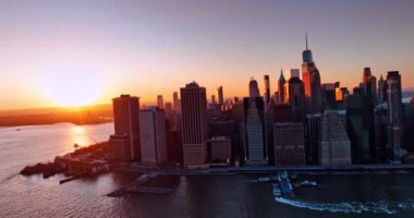 Manhattan 'ın Panorama' sı, New York, ABD. Batan güneşin turuncu ışığıyla aydınlatılmış güzel bir mimari. Hava perspektifi.