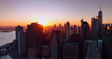 Batan güneşin ışığında Manhattan 'ın binaları. Doğu Nehri 'nin üstünden New York' a hava perspektifi.