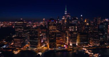 Gece vakti doğu nehrinin su üzerinde uçmak. Manhattan, New York, ABD 'de hava perspektifi.