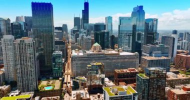 Modern Chicago, Illinois, ABD 'nin günışığı manzarası. Şehir panoramasında bir sürü cam cepheli bina var. Üst görünüm.