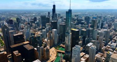 Şehir merkezindeki çarpıcı Chicago 'ya doğru yavaşça iniyor. Chicago Nehri 'nin kıyısında büyük bir tekne yüzüyor..