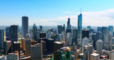 Güneşli bir günde Şikago, Illinois şehir merkezinde yükseliyor. Uçsuz bucaksız şehir manzarası ufuk çizgisiyle birleşiyor..