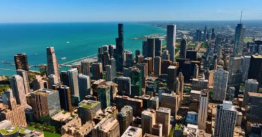 Michigan Gölü 'nün masmavi su manzarasının arka planındaki Chicago gökdelenleri. Göl kenarındaki güzel şehir manzarası üst perspektiften.