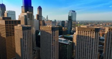 Şikago 'daki Başkanlık Kulesi' nin yakınındaki uçak birbirine benziyor. Amerikan şehrinin panoramasında apartmanlar.