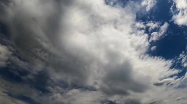 Gökyüzünü kaplayan ağır gri bulutlu manzara. Yağmurdan önce ufuk açısı düşük. Zaman Uygulaması.