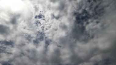Yağmurdan önce atmosferde bulutlar birikir. Gökyüzünü kaplayan stratus bulutlarının alçak açılı görüntüsü. Zaman Uygulaması.
