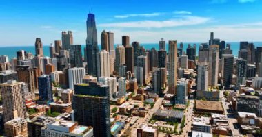Güzel güneşli bir günde modern Chicago 'nun muhteşem manzarası. İHA görüntüleri şehir manzarasının üstünde.
