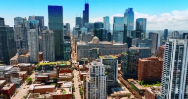 Güneşli bir günde Chicago, Illinois, ABD üzerinde uçuyor. Şehir manzarasını geçen uzun düz caddenin üst manzarası.