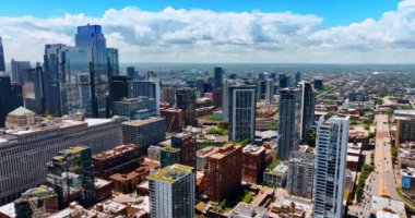 Modern Chicago, Illinois, ABD 'nin engin manzarası. Şehir merkezindeki yüksek binalar, arka plandaki alçak katlı şehir manzarasından göze çarpıyor..