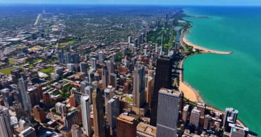 Chicago 'nun şehir merkezi, Illinois, Amerika Birleşik Devletleri' nin yüksek binalarının üzerinde uçuyor. Michigan Gölü ve muhteşem Lakeshore Yolu manzarası.