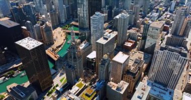 Chicago, Illinois, ABD şehir merkezindeki Chicago Nehri manzaralı. Gündüz vakti şehre hava perspektifi.