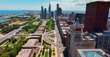 Çok sayıda parkı ve işlek otoyolu olan Lakefront manzarası. Chicago, Illinois, ABD 'nin Michigan Gölü' nün kıyısındaki en iyi bakış açısı..