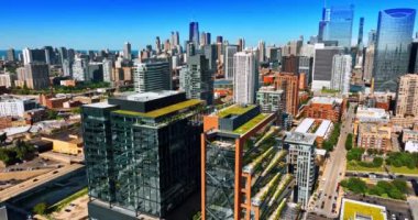 Cam cepheli güzel modern binaların yanından iniyor. Çağdaş Chicago, IL, ABD 'nin mimarisi..