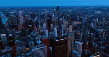 Chicago, IL, ABD 'deki John Hancock Center binasının üstüne çıkıyor. Metropolün en tepeden alacakaranlık manzarası.