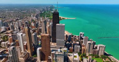 Chicago 'nun en yüksek gökdelenlerinden yükseliyor. Lakeshore Drive 'ın muhteşem manzarası.