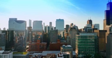 Chicago 'nun şehir merkezindeki modern binaların cephelerinde uçuyoruz. Yüksek binaların cam cepheleri şehir manzarasını yansıtıyor..