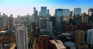 Chicago şehir merkezinin yüksek binalı modern mimarisi. Güneş ışınlarının batışının ışığında metropolün manzarası. Üst görünüm.