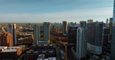 Chicago, Illinois, Amerika Birleşik Devletleri 'nin günbatımı manzarası. İHA 'dan batan güneşin ışığında güzel şehir manzarası.