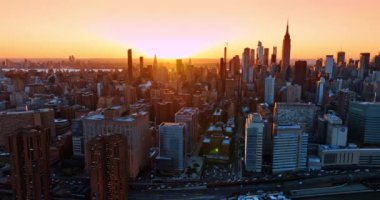 Günbatımında New York otoyollarında sayısız araba trafik sıkışıklığında. Altın saatte şehre hava perspektifi.