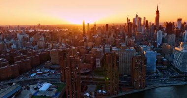 Çarpıcı New York 'ta muhteşem bir gün batımı. Batan güneşin turuncu ışığında görkemli metropolün hava perspektifi.