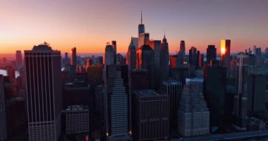 Manhattan 'ın güzel manzarası, New York' un altın saati. Arka planda güzel pembe bir gökyüzü. Üst perspektif.