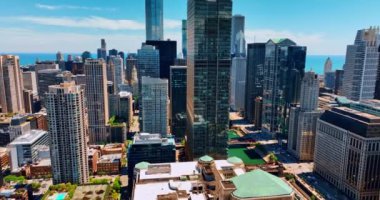 Şikago, Illinois, ABD 'deki güzel modern binaların üzerinde uçuyor. Güneşli bir günde Metropolis şehir merkezinde cam ve beton..