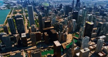 Chicago, Illinois, ABD 'de yoğun bir şekilde inşa edildi. Metropolis 'in Chicago Nehri üzerindeki hava perspektifi.