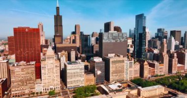 Modern Chicago, IL, Amerika Birleşik Devletleri manzarasında çok katlı çeşitli yükseklikteki binalar. Parlak yaz güneşi Metropolis mimarisinin cephelerini aydınlatıyor. Üst görünüm.