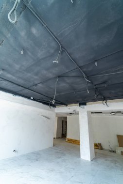 Yeni yenilenmiş ticari alan. Gün ışığında tavanları açıkta. Modern bir ticari alan açıkta kalan tavanlar ve parlak ışıklandırmalar
