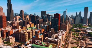 Güneşli bir günde, güzel, eski moda çok katlı binaların üzerindeki görüntüler. Chicago, IL ve ABD 'nin mimarisi üzerine hava perspektifi.