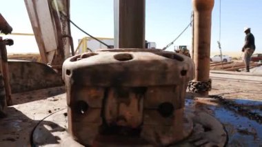 Petrol veya gaz üretimi alanında çalışan roter ekipmanlar. Doğal kaynaklar için derenin alçak açılı görüntüsü sıkıcıdır..