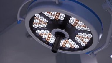 Ameliyathane odasının tavanındaki döner lambayı çalıştırdım. Modern aydınlatma ekipmanları düşük açı görünümü.