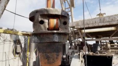 Dönüşümlü Boer, şantiyede çalışıyor. Gaz üretiyor. Kapatın. Sondaj ekipmanları iş başında.