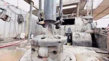 Doğal kaynakları delen boer dönüşümlü. Petrol veya gaz üreten ekipmanların düşük açılı görüntüsü.