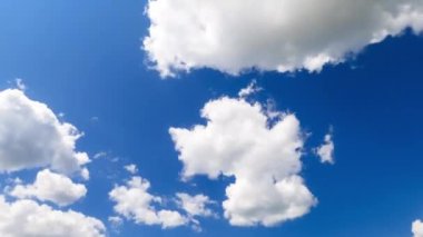Yüzen beyaz yumuşak bulutları olan gök mavisi. Bulutlu güzel, parlak bir yaz gökyüzü. Zaman Uygulaması.