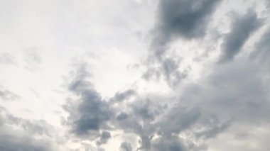 Gökyüzü gri, kalın bulutların arkasında görülemez. Yağmur bulutları atmosferde yüzer. Düşük açı. Zaman Uygulaması.