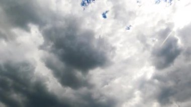 Yumuşak ışık bulutları çabucak gri bulutlara dönüşür. Atmosferdeki fırtına düzeninde alçak açı. Zaman Uygulaması.