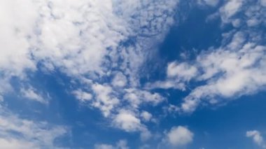 Stratocumulus bulutları atmosferdeki rüzgar tarafından taşınır. Kümülüs bulutları onların yerine gelir. Düşük açı. Zaman Uygulaması.