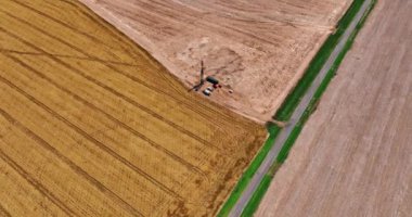 Arazide petrol üreten küçük alana yaklaşıyoruz. Sektörün yakınında olgunlaşmış buğday tarlası. Üst görünüm.