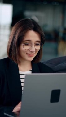 Uzaktan kumandalı bilgisayarında çalışan mutlu beyaz kadın. Aletine gülümseyen çekici kadın tipleri. Kapatın. Dikey video.