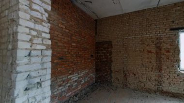 Farklı renkte tuğlalardan duvarlar. Tadilat için hazırlanan evin odalarının yanından geçiyorduk..