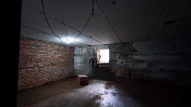 Rekonstrüksiyon altındaki eski bir binanın geniş ve boş bir girişi. Odanın içinde ahşap bir kutu var. Bodrumdaki karanlık odalar..