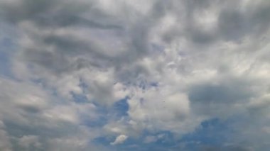 Işık katmanı bulutları çabucak ağır gri bulutlara dönüşür. Atmosferde dönüşen bulutların düşük açılı görüntüsü. Zaman Uygulaması.