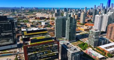 Chicago, Illinois, Birleşik Devletler 'in modern parlak şehri. Güneşli bir günde Metropolis Panoraması 'nın üzerinde uçmak.