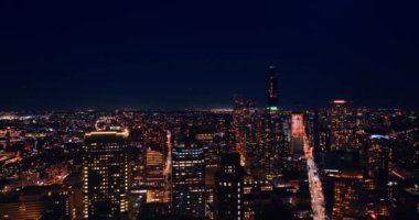 Parlak New York 'un uçsuz bucaksız manzarasının üzerinde uçuyor. Geceleri şehrin göz kamaştırıcı manzarası..