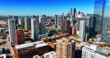 Şikago, Illinois, ABD 'nin güzel çeşitli modern mimarisi. Güneşli bir günde şehrin üzerinde insansız hava aracı görüntüleri.