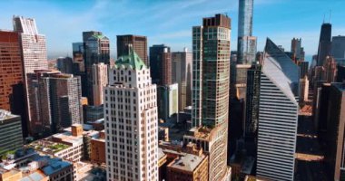 Chicago 'nun en güzel binalarının tepelerinde uçuyorlar. Güneşli bir günde havadan bakıldığında Amerikan metropolünün modern mimarisi.