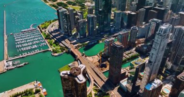 Chicago, Illinois, ABD 'deki göl manzarası göz alıcı. İskelede çok sayıda tekne var. Ayna yüzlü muhteşem modern binaların en üst görüntüsü.